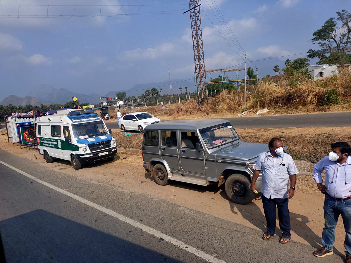 sher_lok_'s tweet photo. This pics seems how Tamil nadu government @CMOTamilNadu work hard to prevent #COVID19 .......They are really appreciable👏👏
#IndiaFightsCoronavirus 
#WalayarCheckPost https://t.co/bFOkXZMjrf