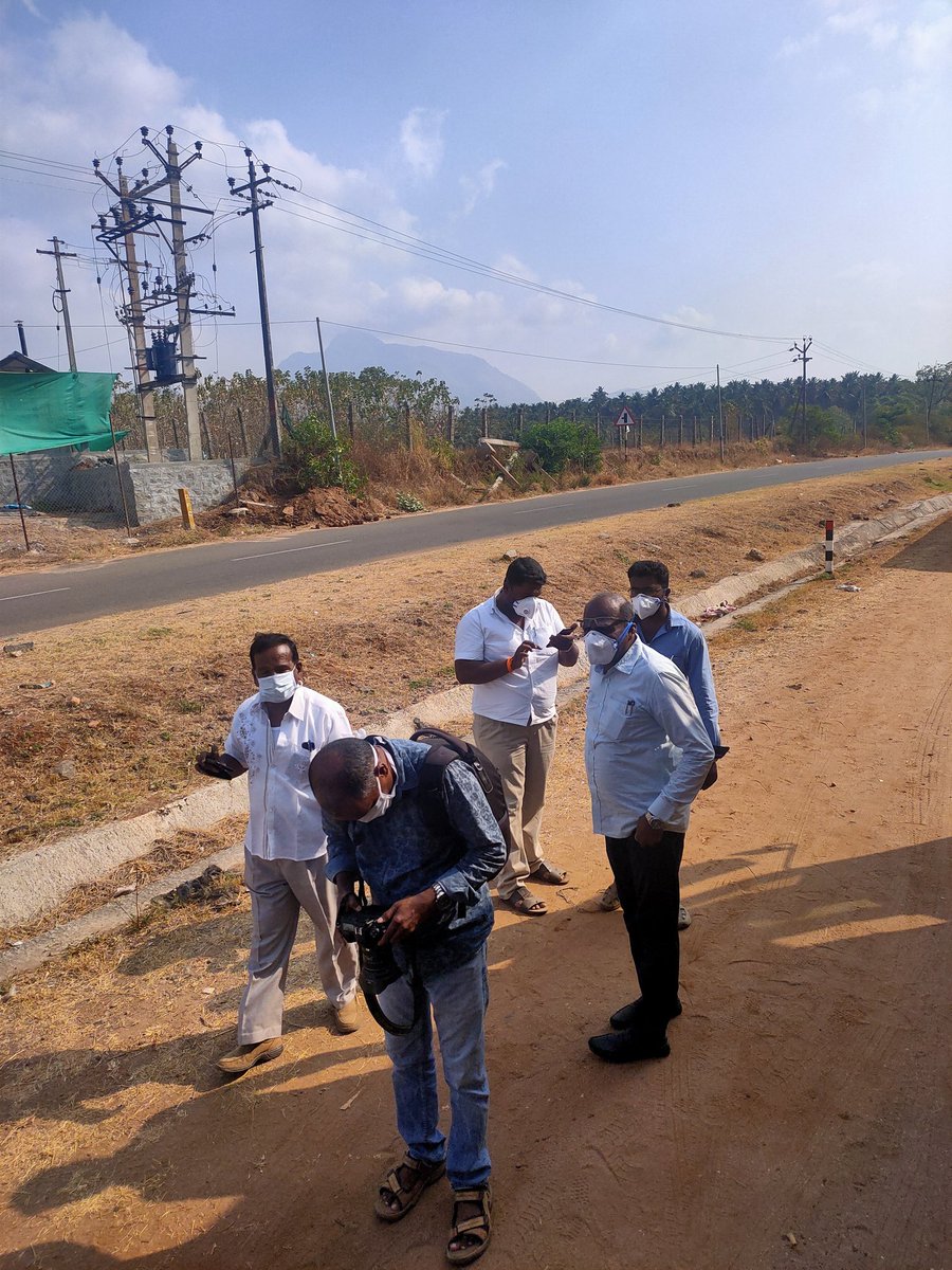 sher_lok_'s tweet photo. This pics seems how Tamil nadu government @CMOTamilNadu work hard to prevent #COVID19 .......They are really appreciable👏👏
#IndiaFightsCoronavirus 
#WalayarCheckPost https://t.co/bFOkXZMjrf