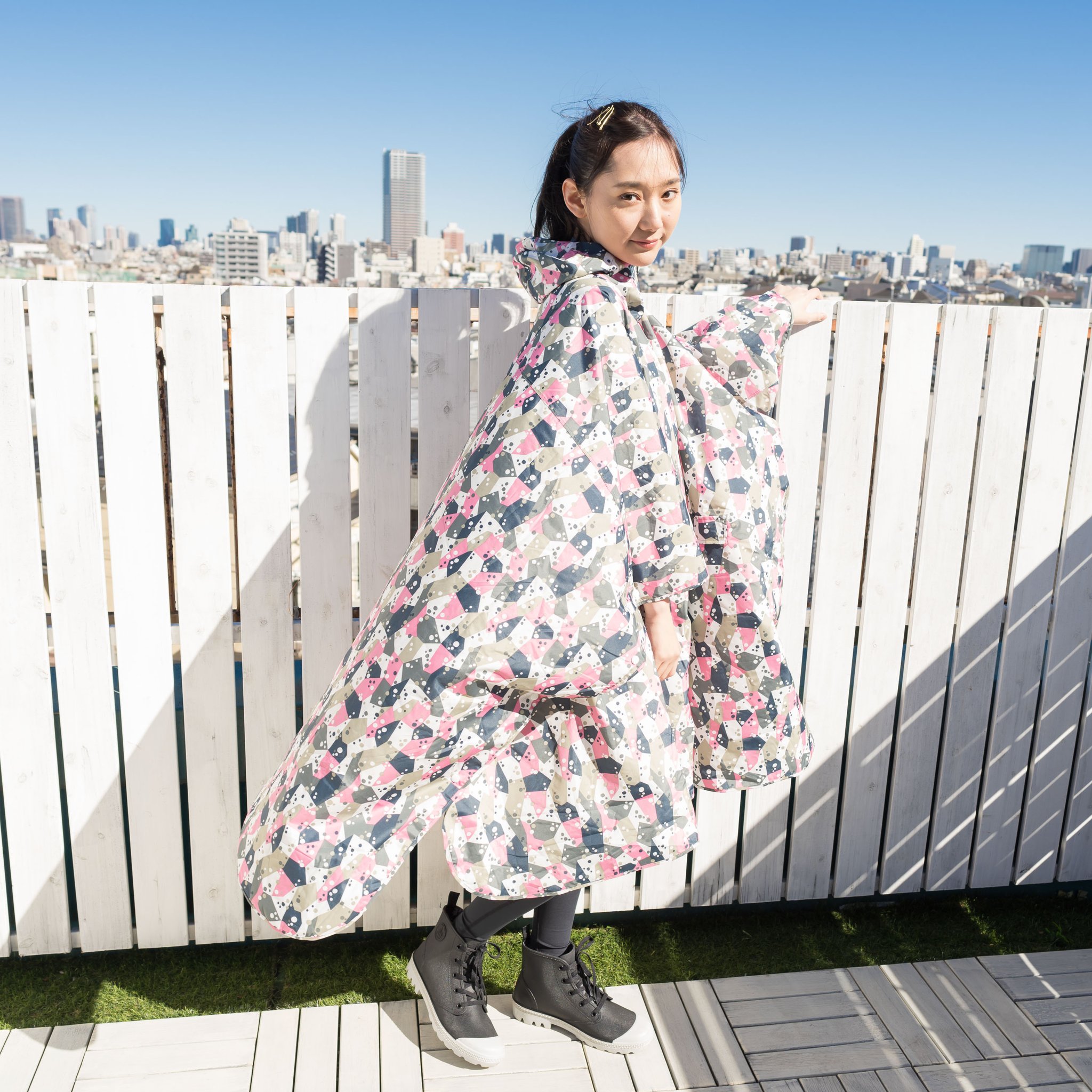 公式 ワークマン女子 ワークマンプラス Workman レディース高撥水ポンチョ 2 900円のご紹介 カラフルな柄が可愛い 雨の日以外にも アウトドア フェス テーマパークなどにおススメ リュックを背負っていてもその上から着用可能です 収納袋付きで 公式 ワークマン女子 ワークマンプラス Workman レディース高撥水ポンチョ 2 900円のご紹介 カラフルな柄が可愛い 雨の日以外にも アウトドア フェス テーマパークなどにおススメ リュックを背負っていてもその上から着用可能です 収納袋付きで
