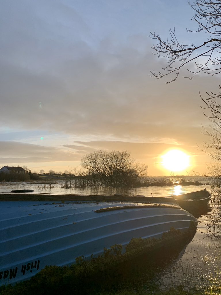 UniOfGalwaySU's tweet photo. @stephie08 Sunrise on Lough Corrib this morning #Corribean https://t.co/s156CSkgbf