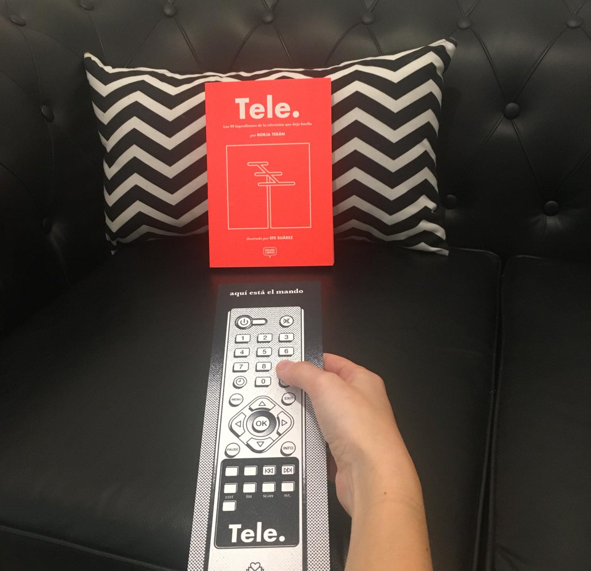 SomosLibrosEd's tweet photo. Porque existen muchas maneras de mirar y entender la #Tele 📖📺

El #LibroTele, escrito por @borjateran e ilustrado por @soyefesuarez, repasa los trucos de nuestra televisión y su influencia en nuestra manera de pensar y de ver el mundo.

#BorjaTerán #EfeSuárez #SomosLibros https://t.co/7mDehAPycI