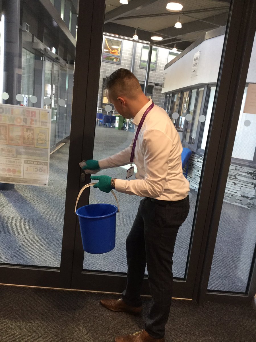 _mayfieldschool's tweet photo. We are all taking hygiene and cleanliness seriously, even Sam from @CW_haven is pitching in and doing his bit. 🧼 🧽 https://t.co/3yEE0ap6Zx