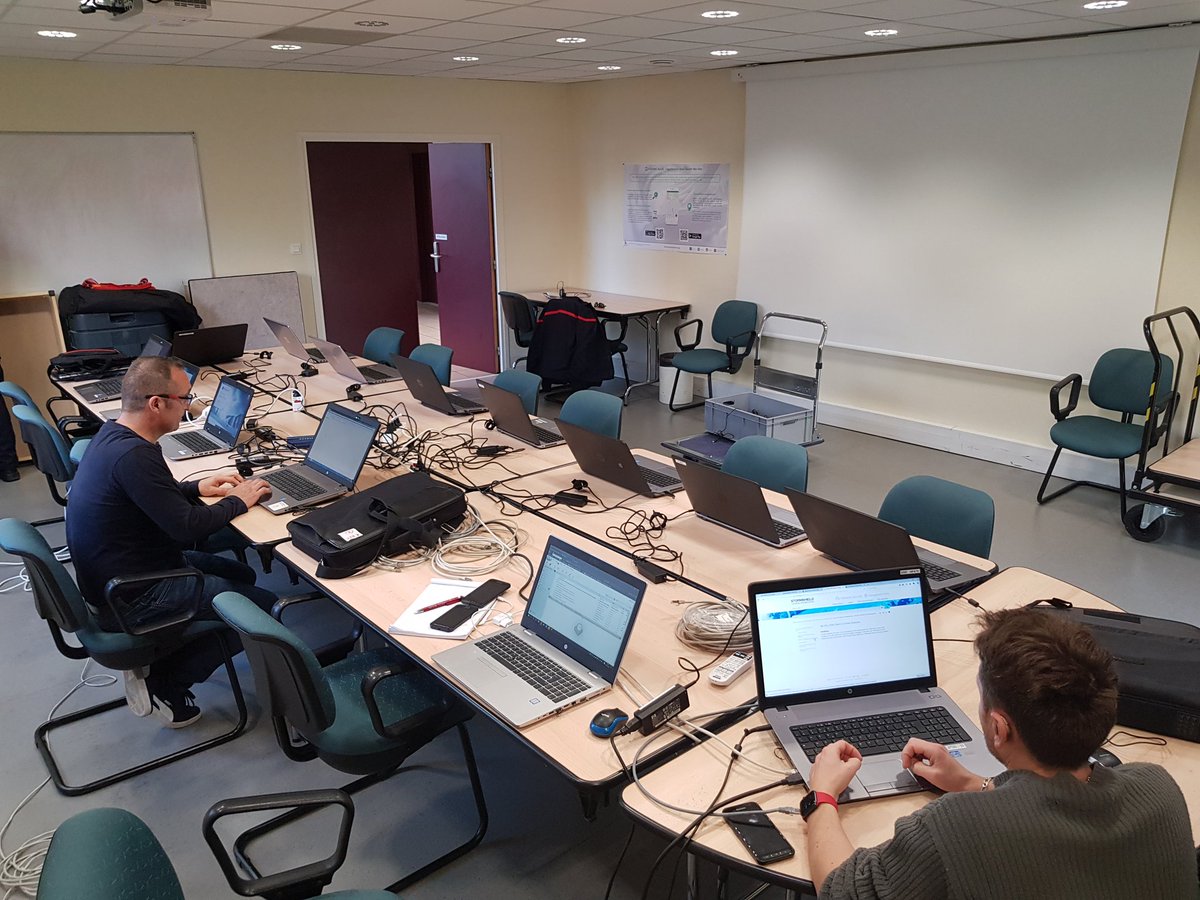 sdis21's tweet photo. 💻 Le #GSIG du @sdis21 est à pied d'œuvre afin d'assurer la continuité d'activité des personnels SHR via le #télétravail. https://t.co/EQgYxGhAa3