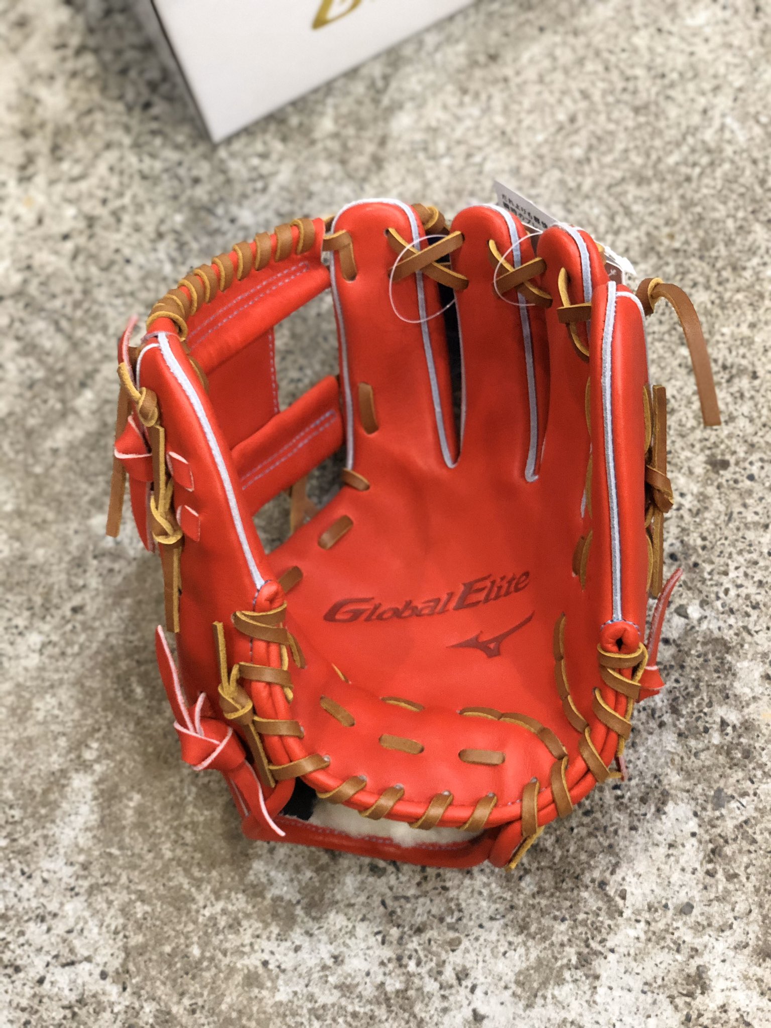有 入間モンタナスポーツ ミズノ グローバルエリート 硬式グローブ 内野手用 10周年限定 モデル 硬式グラブ で クロエリ を仕入れてみましたが やはり ミズノグローブ です いい革 いい顔してます 限定ラベル 使ってみた い 野球 硬式