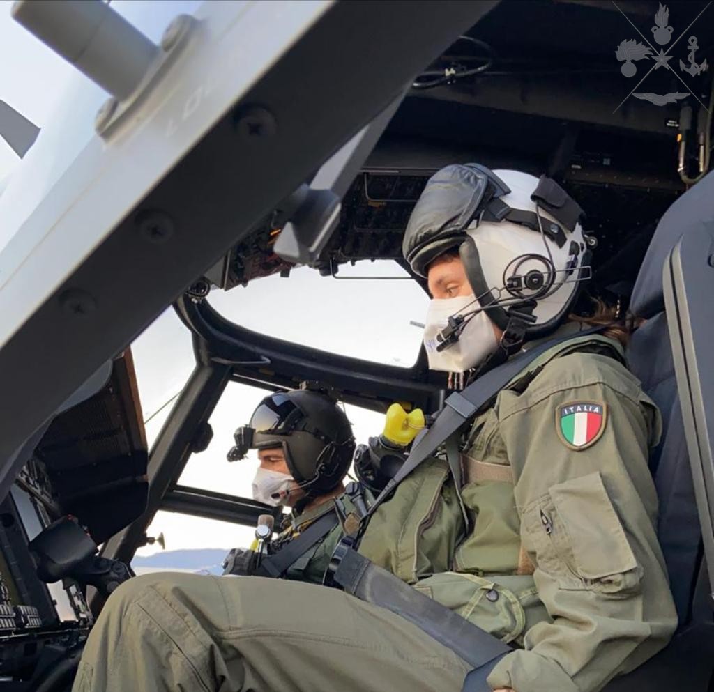 SM_Difesa's tweet photo. #16marzo #CoronaVirusitaly 
Prosegue l'impegno delle #ForzeArmate🇮🇹 contro il #coronavirus.

Con elicottero MH-90A decollato da Luni, 4 medici e 5 infermieri dell'@ItalianNavy sono atterrati a Bergamo per raggiungere l'Ospedale di Alzano Lombardo e dare supporto ai medici del SSN https://t.co/AfR5WR0Mi9