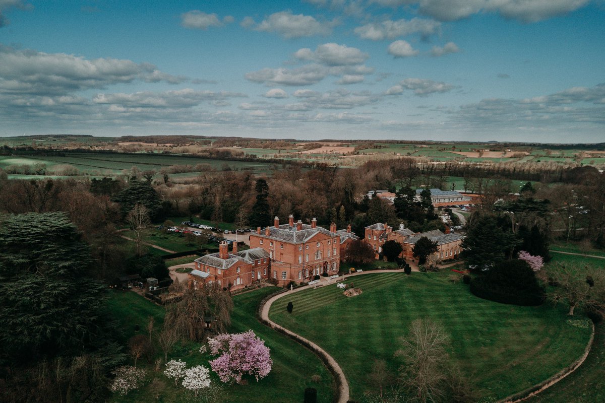 A LITTLE BIT OF SUNSHINE // 

The trees are beginning to blossom and the flowers are beginning to bloom as Springtime fast approaches at Norwood Park. We're very lucky that our Events Team get to see this charming view every day in the office. 

📸 Chris Snowden Photo

#weddings