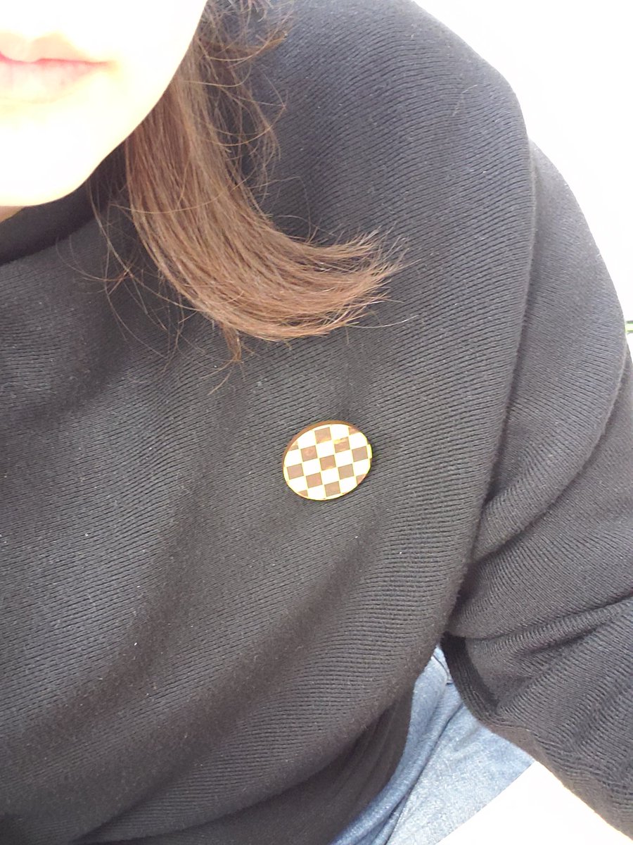 tamagobushi's tweet photo. 勝手に地産地消キャンペーン。
樺細工のブローチ。
こういう身近なアイテムをみんな着けたら楽しいね！
#地産地消
#秋田県
#角館
#ブローチ
#冨岡商店
#KAVERS https://t.co/6TAFgyExBw