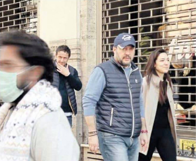 ultimenotizie's tweet photo. Il leader della #Lega #Salvini e la fidanzata a spasso per via del Tritone a #Roma senza mascherine e senza adottare la distanza di sicurezza nonostante tutti gli inviti del Governo e delle autorità sanitarie a non circolare per le strade se non per "necessità". https://t.co/yD6xSwC4nU