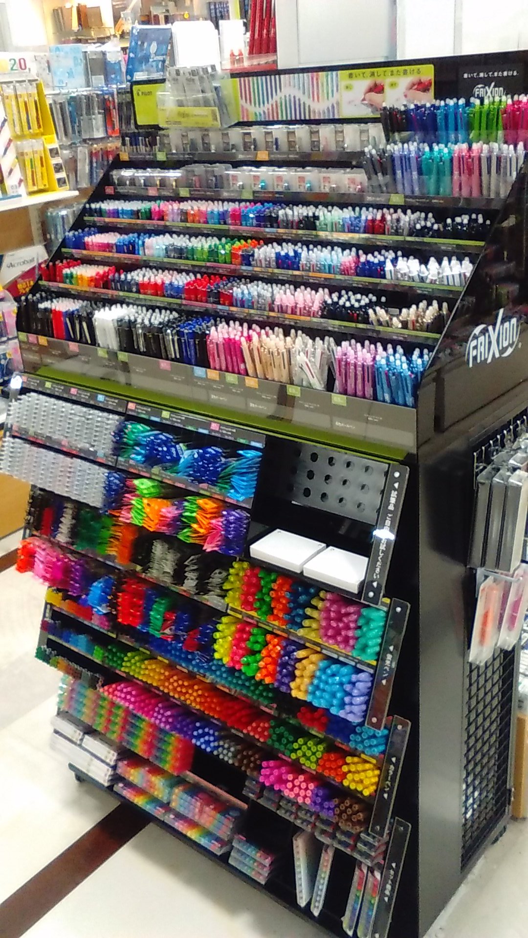 丸善 八尾アリオ店 消せるボールペン Frixion の棚が一新されました 今まで以上に見やすく 取りやすくなりましたっ 間違えた 書き直したい そんな時にとっても便利 ボールペン マーカー 色鉛筆まで種類豊富ですよーっ Pilot