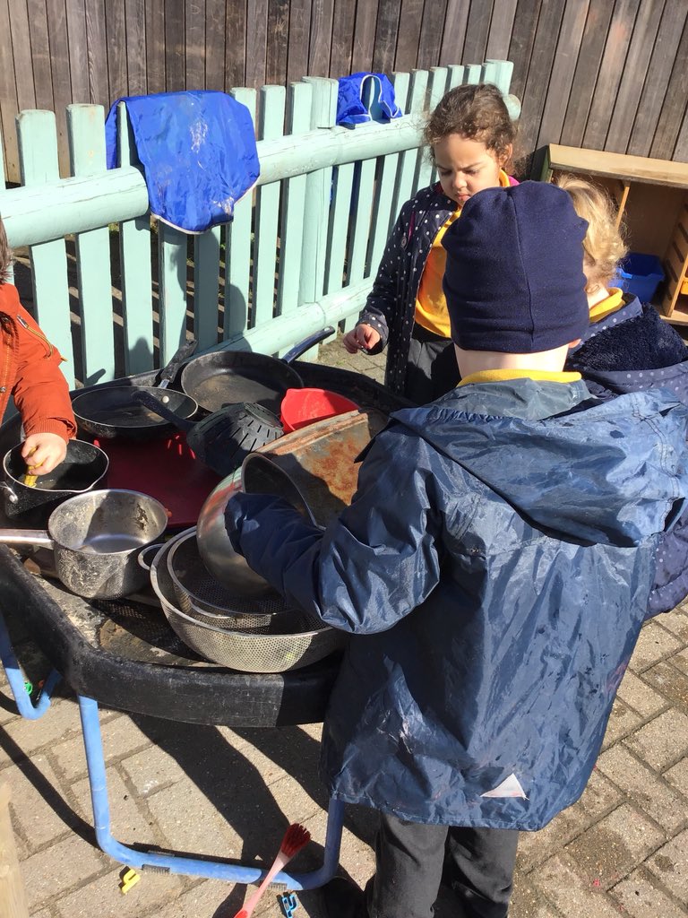 GoslingsMPS's tweet photo. Foundation are exploring capacity in the mud kitchen @ScienceMps https://t.co/qamKZCUvvk