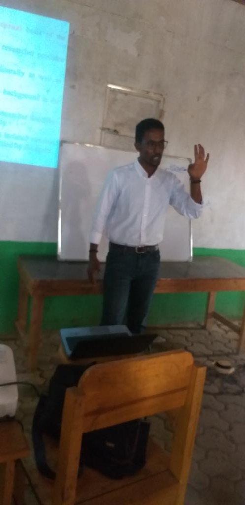 mosharriif's tweet image. I&apos;m delighted tht my friend Mohamed Adam &amp;amp; I hve successfully conducted a 1-day workshop on &quot;Writing effective research project&quot; 4 sem 8 stdnts at Baidoa Inter. Uni (BIU). Thanks 2 @AliAdanHassan5 &amp;amp; the Uni 4 the collobaration &amp;amp; imput 2 ths timely workshop. 
#GiveBackToCommunity