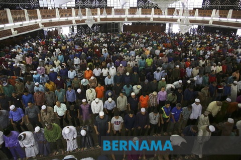 bernamadotcom's tweet photo. Solat Jumaat, solat berjemaah dan semua aktiviti di masjid, surau ditangguhkan bermula 17- 26 Mac - Datuk  @drzul_albakri https://t.co/oKFbvQ8aVq