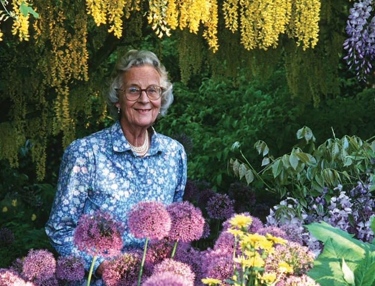 OX_Homes's tweet photo. #RosemaryVerey was a #plantswoman, #garden designer and #author who many created #beautiful gardens. 

In this issue of #OXHomes, we're celebrating the stunning work that she did, along with offering you the chance to #win a fabulous prize: https://t.co/xN29PqLT6X

🌼🌷🌺💐🌻 https://t.co/eUFLA3JE5N