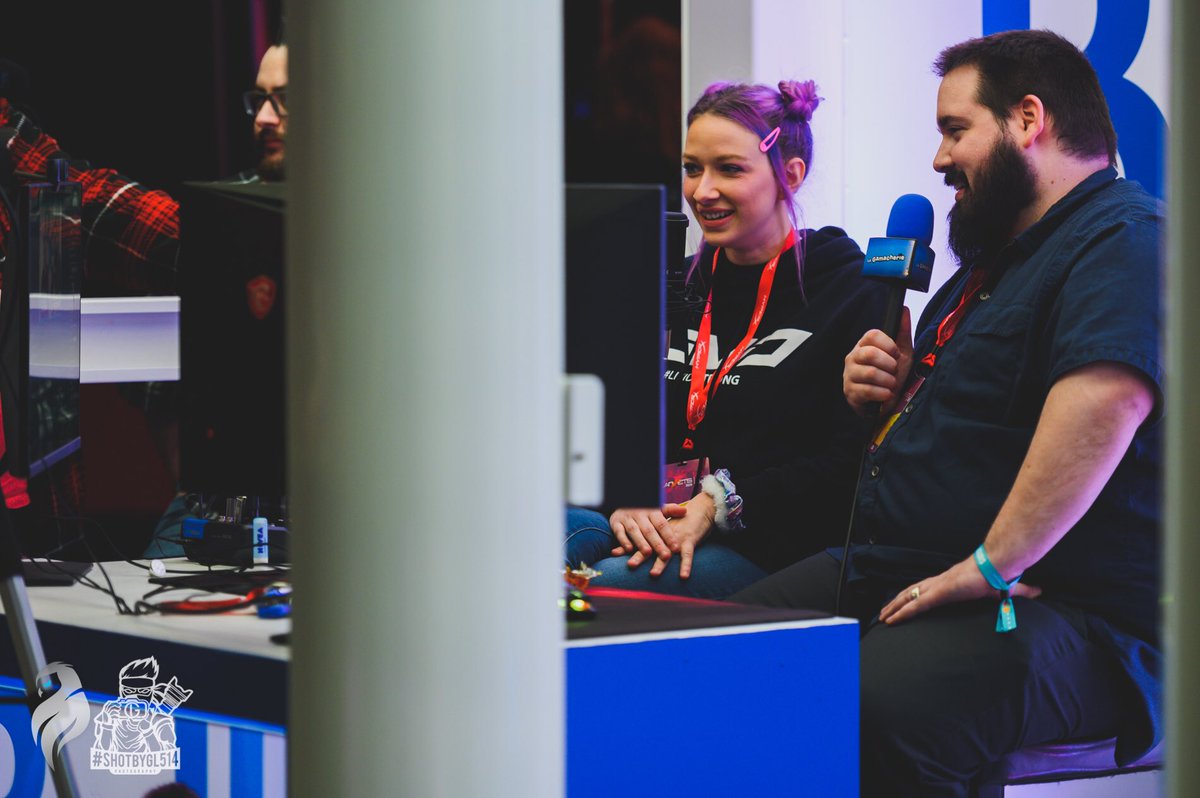 shotbygl514's tweet photo. Twitch streamer and #hearthstone player @piinkisamiii #lanets2020 @lan_ets when not competing was about meet and greet, also interviewed by @lagamacherie inside @bell_francais streaming booth. Smiles and laughter from her means good lan right? https://t.co/S6BPz7lgWY