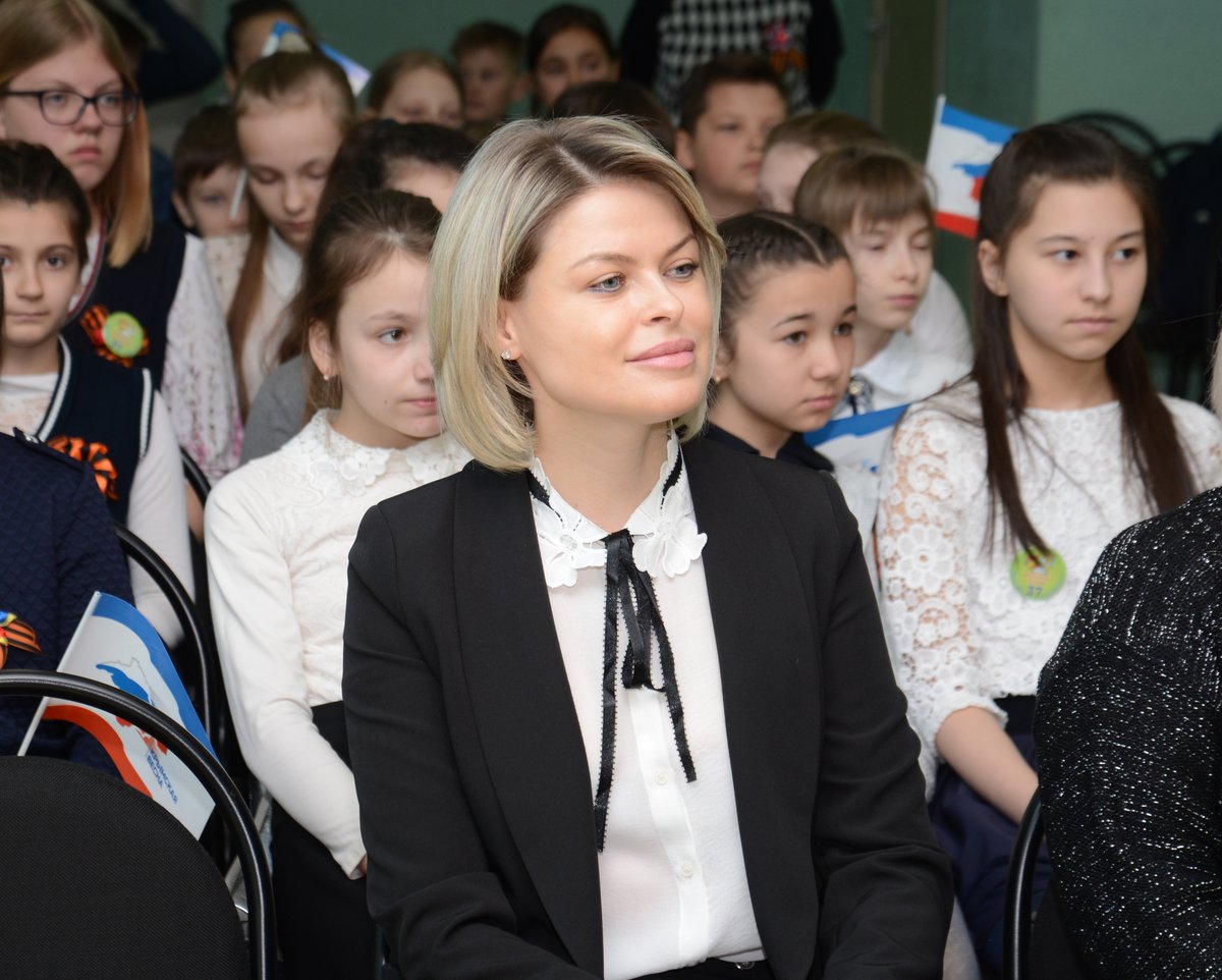 Посетила праздничное мероприятие, посвященное 6-ой годовщине проведения Крымского Референдума, в моей подшефной 37-ой школе.
Юные таланты, как и всегда, порадовали вокальными выступлениями и декламированием стихов.
#школа_37 #симферополь #добрыня_еа