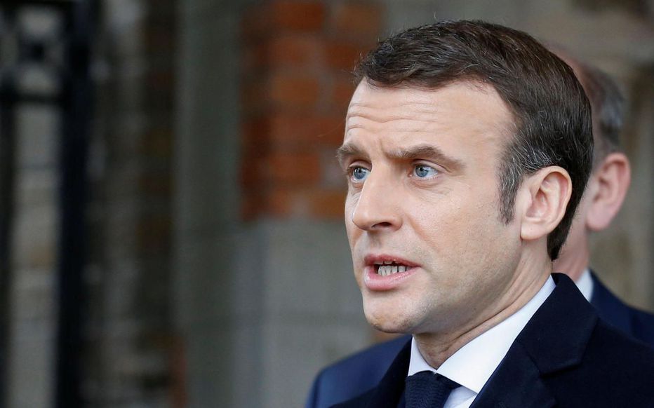 le_Parisien's tweet photo. #Coronavirus Emmanuel Macron réunit le Conseil de défense avant de prendre la parole à 20h aujourd'hui. L'Elysée a cependant démenti les rumeurs qui circulent depuis dimanche d'un imminent confinement généralisé > https://t.co/Yd4ENcUcCu https://t.co/pGGu88NoB4