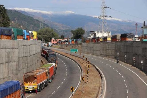 JKNews_7's tweet photo. One-way traffic continues on Jammu Srinagar highway https://t.co/Y3dC84GYXY https://t.co/KpGPAei2FX