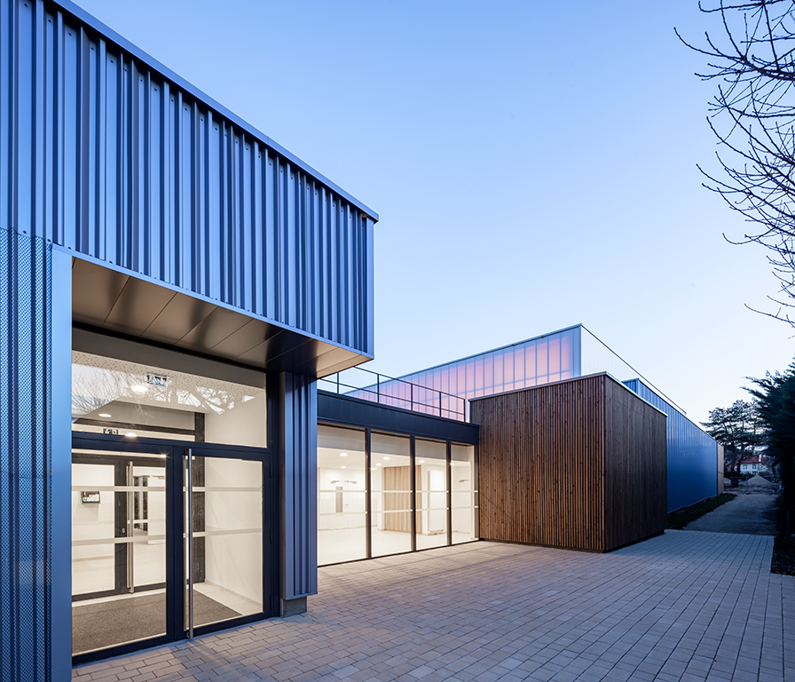 AgenceEngasser's tweet photo. PROJET [équipements] 

Un des volumes récemment livré à Sceaux (92) : grande salle, petite salle et patio. La suite du projet (parc, terrain multisports et aire de jeux) sera livré en juin prochain.

© Luc Boegly

#engasser #architecture #teamArchi https://t.co/KO19zwVuwn