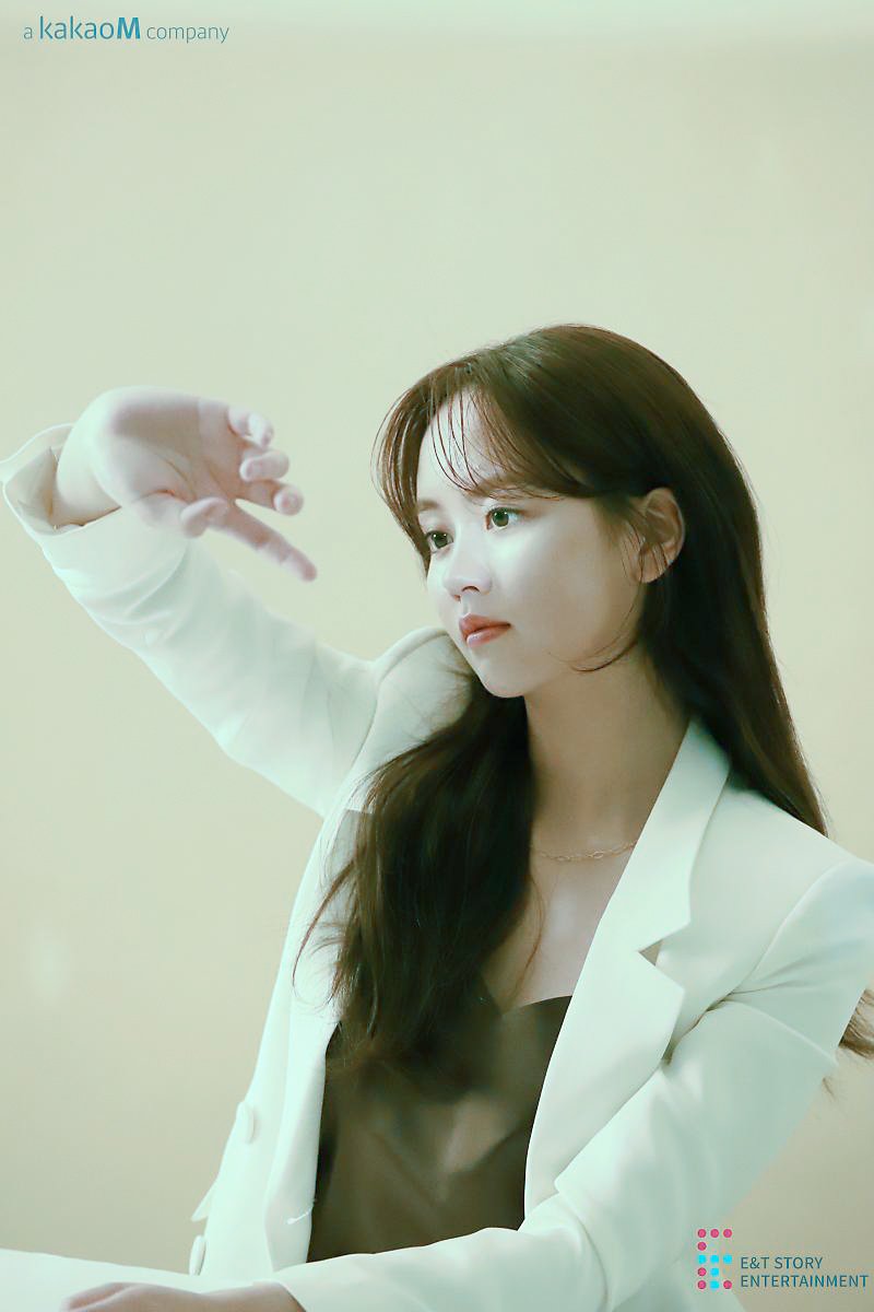 Only112fn's tweet photo. [200316] Kim Sohyun for “Bausch + Lomb” CF shooting behind the scene photo 
#김소현 #kimsohyun #金所泫 #lovealarm #kimjojo #thetaleofnokdu #녹두전  #hanyul #soup #lacelle #キムソヒョン #dongdongjoo #dongjoo #조선로코녹두전 #thetaleofnokdu #bauschlomb #entstory #kbsdrama #kdrama https://t.co/HyJcEDZ8xT
