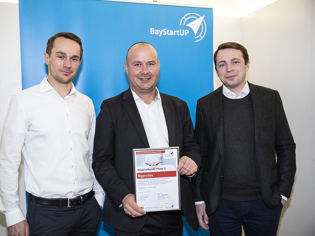 globalmagazin's tweet photo. Andi Wieser (Mitte) über Lebensmittelverschwendung u. wie sein Startup sie verhindern will https://t.co/Y4Zoaqv7W3 https://t.co/3d15a6dTXC