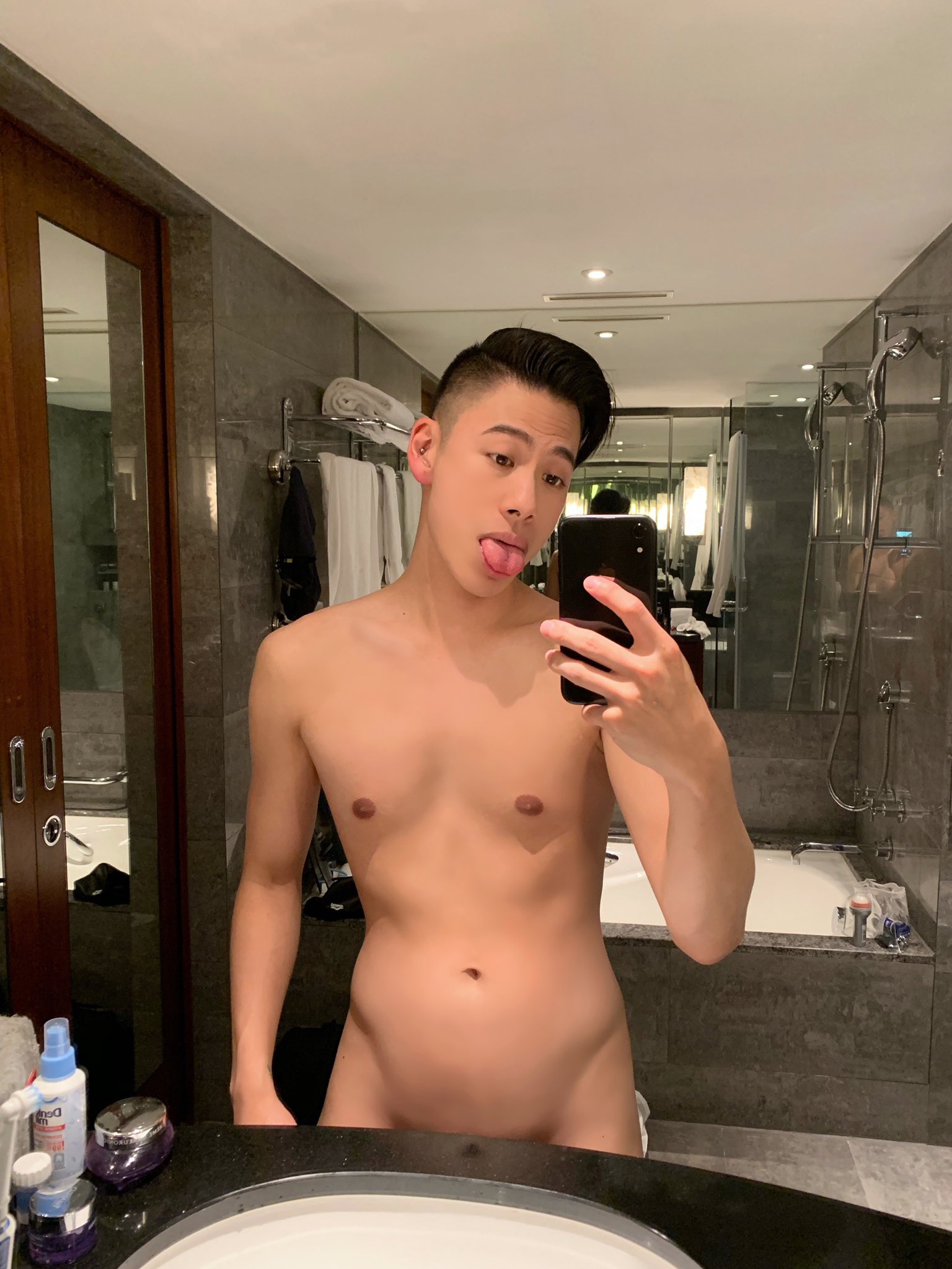 1 pic. Shower time ??? #asian #gay #love https://t.co/5b451zyBEd