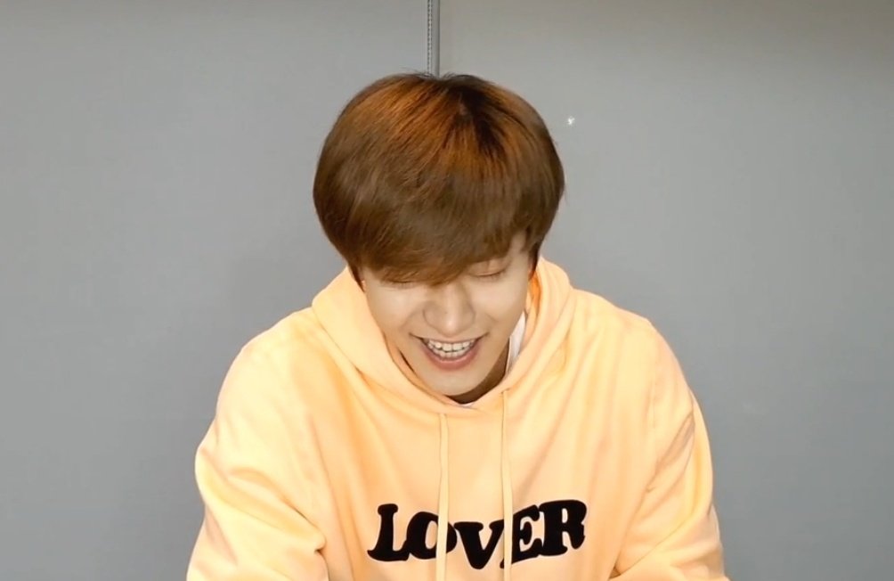 BESTFRIEND__92's tweet photo. 200316 #CHANYEOL #찬열 💛
ชานยอล : ผมผมยาวมากเลยครับ เพราะช่วงนี้ไม่มีงานเลยไม่ได้ไปตัดผม วันๆสวมแต่หมวกจนไม่รู้ตัวเลยว่าผมยาวถึงขนาดนี้แล้ว

ชานยอล : ต้องไปตัดผมแล้วแหละ เอ้ะ หรือจะไว้ยาวดีนะ ดีไหมครับ? ไว้ยาวๆให้เหมือนพี่ล่ามเลย แบบผมบ๊อบอ่ะ 555555
#엑소 #EXO #NNG 
@weareoneEXO https://t.co/RNbVg1frNw