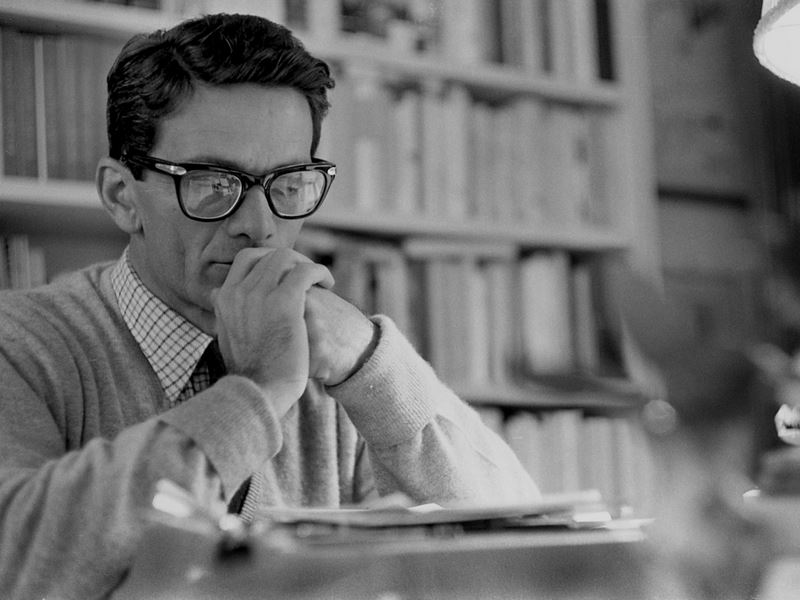 Mi ritrovo tenero come un ragazzo

all'entusiasmo misterioso, selvaggio,
come fu in passato, e stente
lacrime mi bagnano la pagina [...]

#Pasolini

📚"La religione del mio tempo" (1961)
📷 © Vittorio La Verde/Riproduzione riservata

Buon lunedì a tutti!

#iorestoacasa