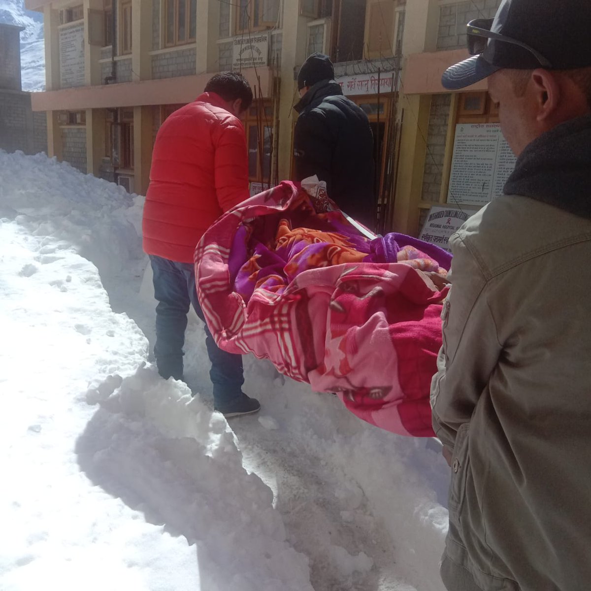 Health_Remote's tweet photo. Apollo TeleHealth Nurses leaving no stone unturned to help patients getting stable in Telehealth centre Keylong, Himachal Pradesh. @drsangitareddy 
#ReachingBeyond #ApolloTeleHealth #TeleEmergency https://t.co/oonqMoFfvH