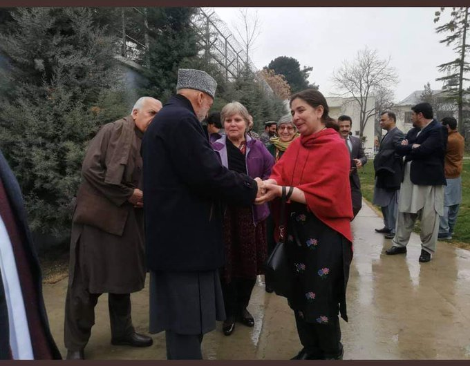ZemeArman's tweet photo. #PashtunAgainstPtm
لر و بر یو افغان کے نعرے کے علمبردارو!
کیا غیرتمند پشتونوں کا کلچر یہی ہے کہ پشتون خاتون غیرمرد کا ہاتھ تھام کر مصافحہ کرے؟ https://t.co/Zoy7HqYakV