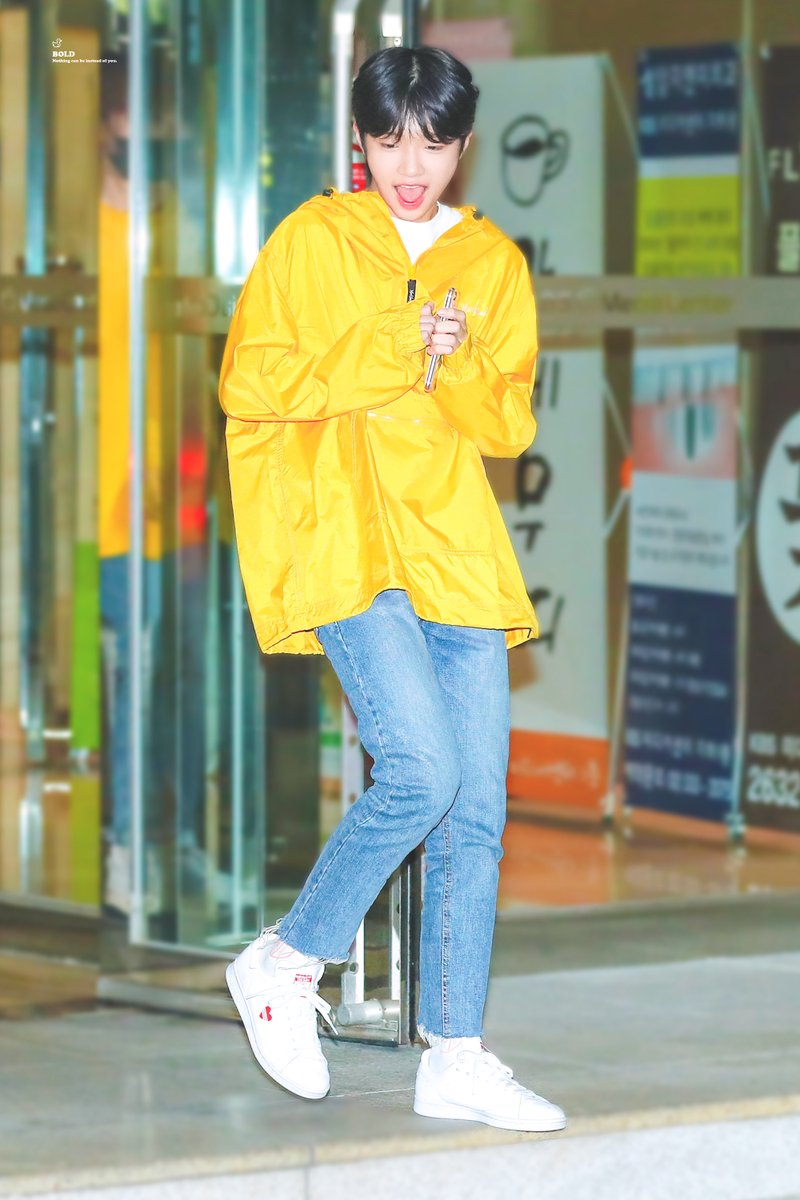 BOLD_0909's tweet photo. 190908 심석홀 팬싸 퇴근길 

생일 전날 팬싸 퇴근길에 팬들이 생일 축하한다고 서프라이즈 해주니까 깜놀한 아기 또깽이,,,🐰
동표 넘 보구싶어 🤧

#손동표_평생_사랑해 #손동표 #SONDONGPYO 
@DSP_N_Official https://t.co/8ktDiAXNMy