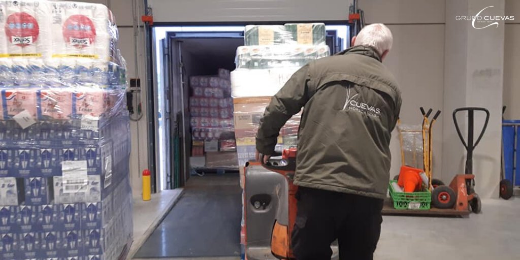 GrupoCuevas_'s tweet image. Para que toda nuestra red de centros de alimentación haya podido abrir hoy perfectamente abastecida, el centro logístico de #GrupoCuevas ha estado trabajando a pleno rendimiento. Gracias por hacer una #compraresponsable. #MeGustairalSúper #CuevasCash #SparExpress