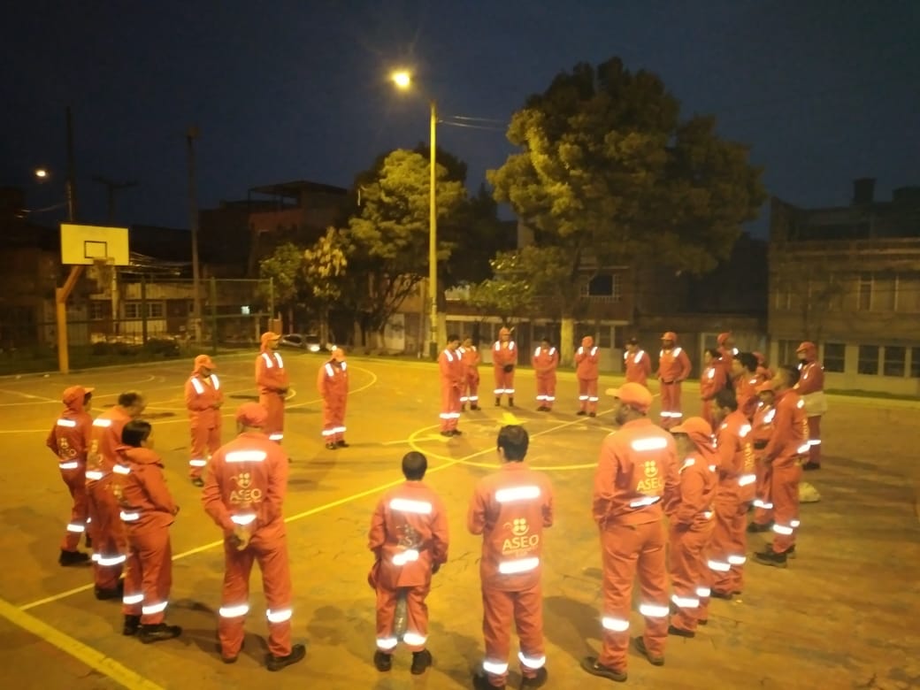 AseoSoacha's tweet photo. Nuestra cuadrilla Alfa 2, siempre lista para prestar un excelente servicio a la tierra del Dios Varón.

Si ves a un héroe de rojo, te invitamos a saludarlo, él te responderá con amabilidad.

#FelizLunes https://t.co/0bsjevsV9O