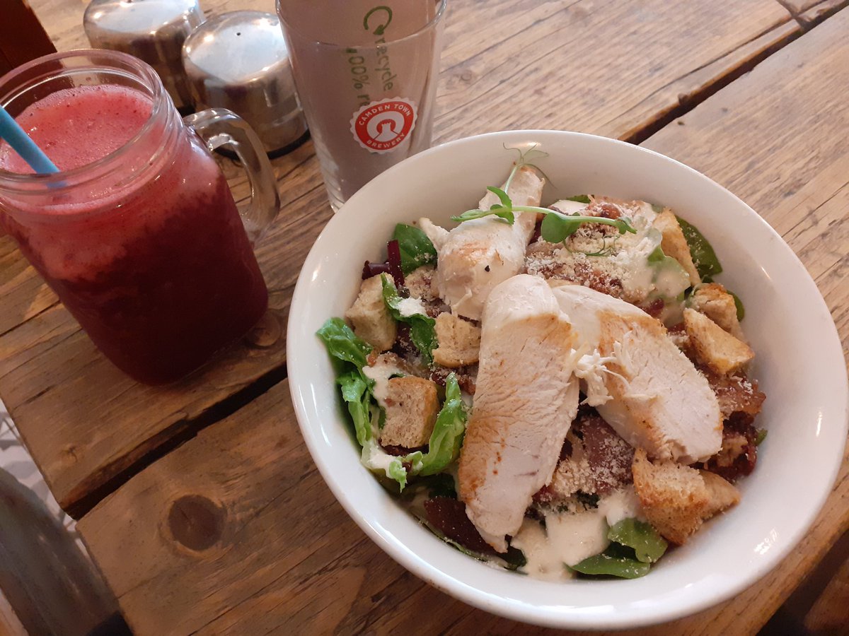 Chicken Caeser Salad with a Berry Blast Smoothie <a href="/LS6Cafe/">LS6</a>.
Trying something new ^_^
😋