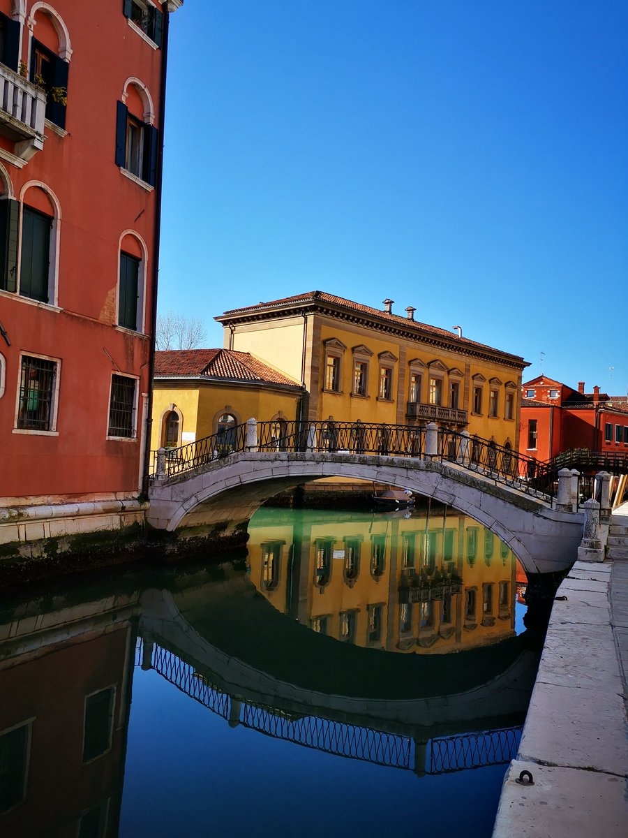 Poiché anche ai veci tocca mangiare, la 104 per fare la spesa, con colori, acqua, profumo di primavera veneziana.
