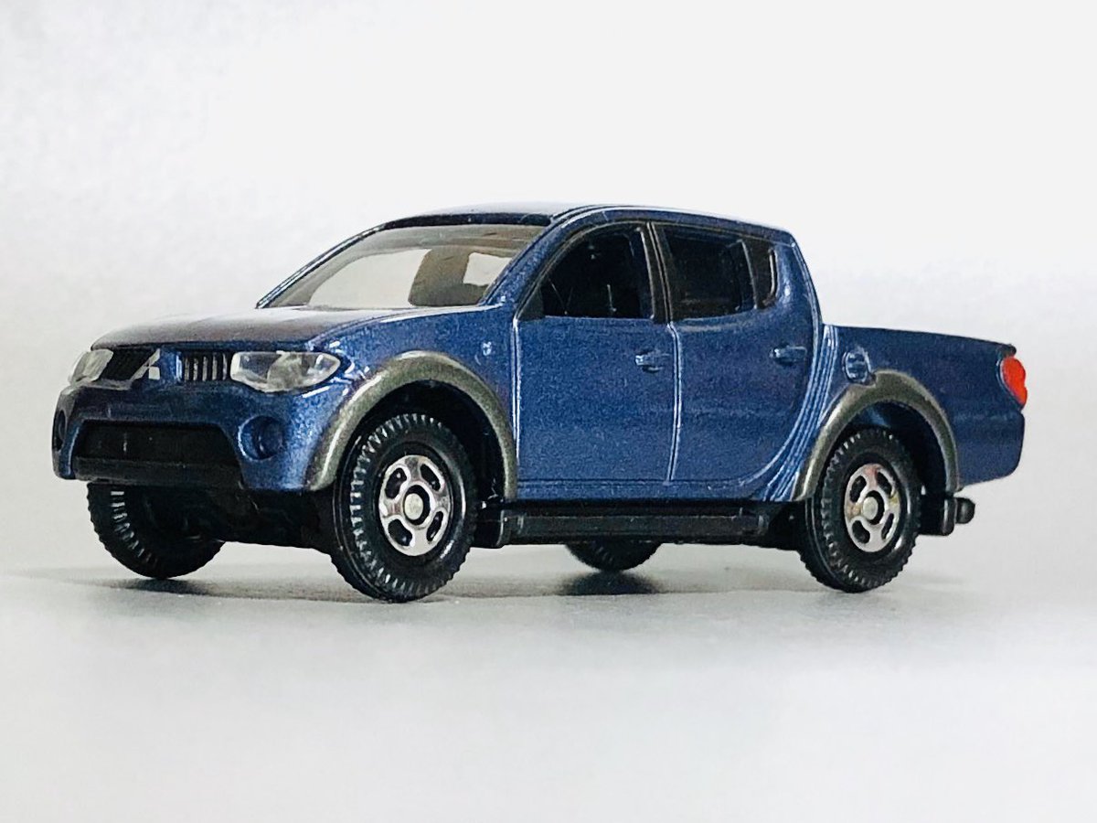 フォンティエ 三菱 トライトン 世界戦略車だが日本ではランボルギーニより売れなかったデカいピックアップトラック 見てる分には悪く無いが 買うとなると様々な問題に直面する難儀な奴 トミカは実車の発表から3年以上経ち 惨敗 となってから なんで