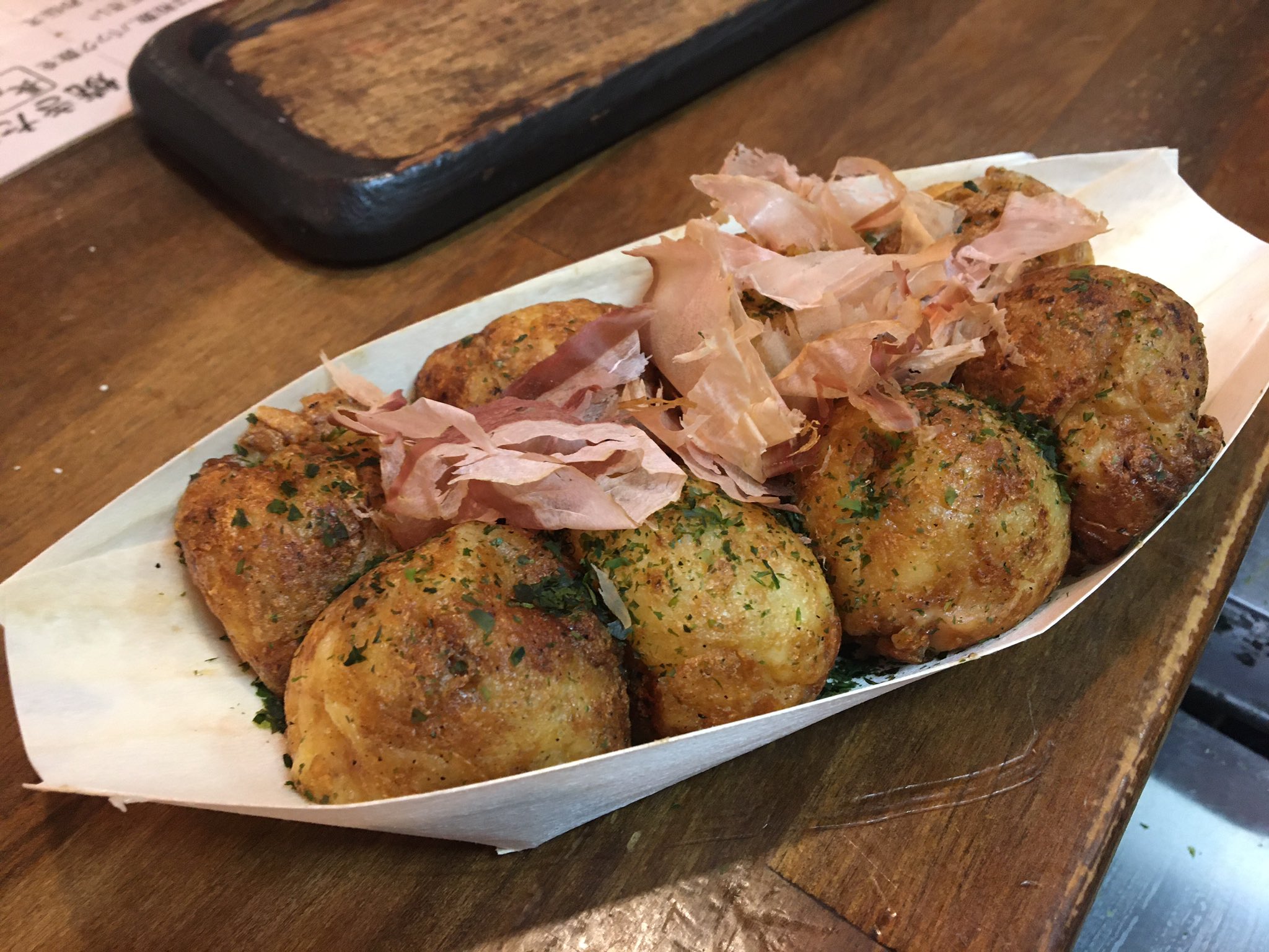 たこ焼き長尾 ソースかけない そうなんです 素のたこ焼きに青のりとかつおぶしだけ ダシの味と真蛸の味がトロトロの生地に溶け込んでいるのがおわかり頂けます 焼きたてサクッの薄皮0 2 ぐらいでしょうか 素にのりかつお でわかりますので 素