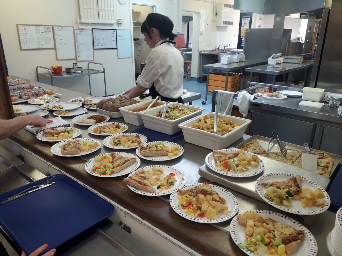 wwprimary's tweet photo. School lunch is looking delicious today! @norsecatering https://t.co/I1LkDRTBjy