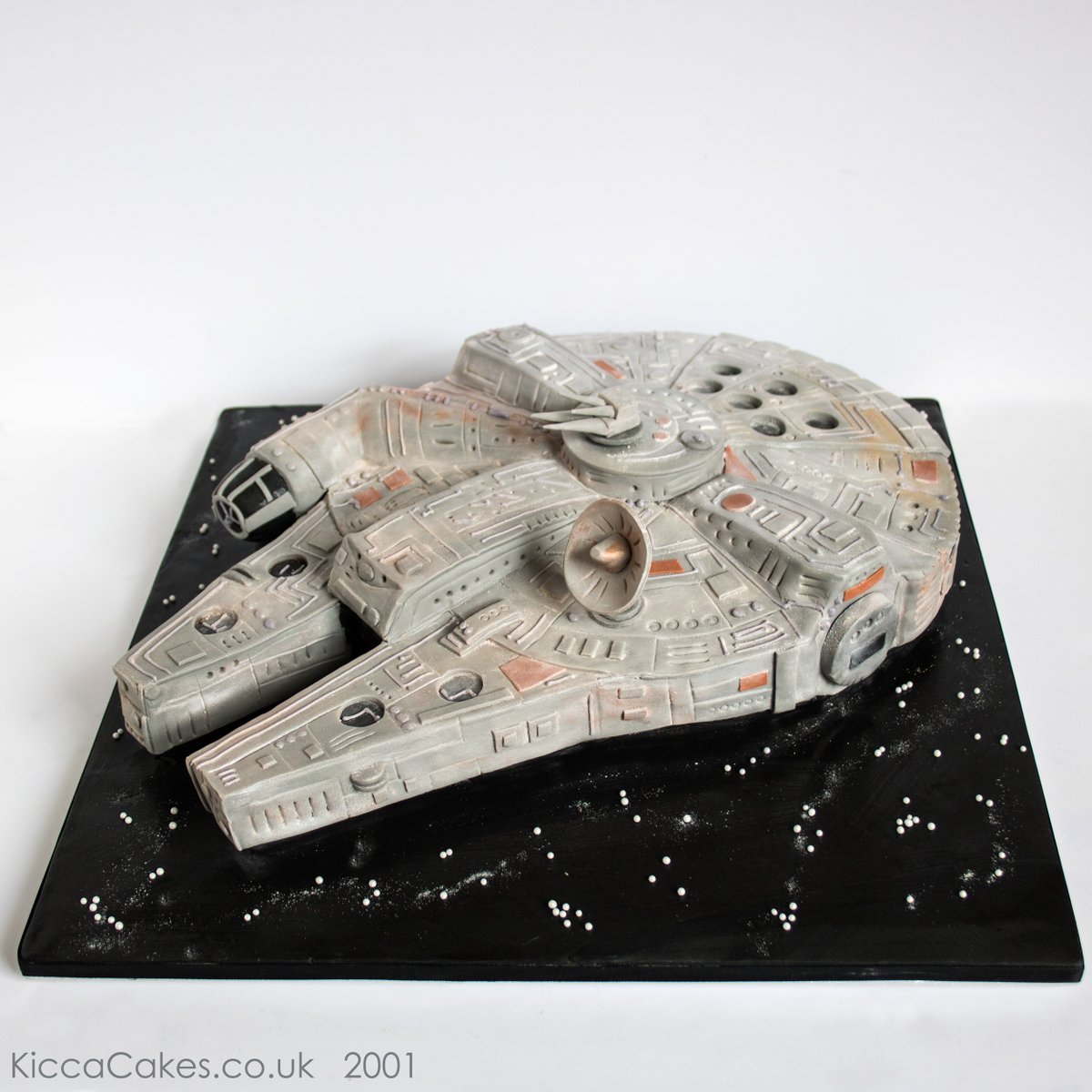 #MilleniumFalconCake #StarWarsCake #StarWarsParty #StarWars #MilleniumFalcon #KiccaCakes #sculptedcake #cakedesign #cakelondon #kisdsbirthdaycake  #londonparty #kidsparty #childrensparty #luxurychildrensparty #bespokecake #bespokecakeslondon #londoncakes #londoncakemaker