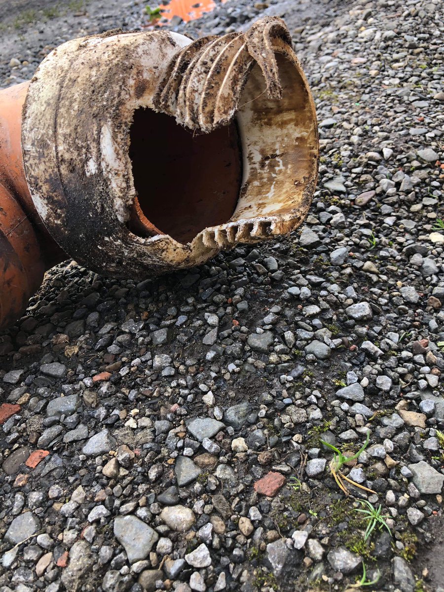 ratdetective's tweet photo. Lazy builders using pan connectors instead of pipe adaptors/couplings, probably saved himself a couple of £££ ...... and caused major rat infestation for the client, bathroom cabinet out, floor up .....problem solved https://t.co/HkdanwhghF