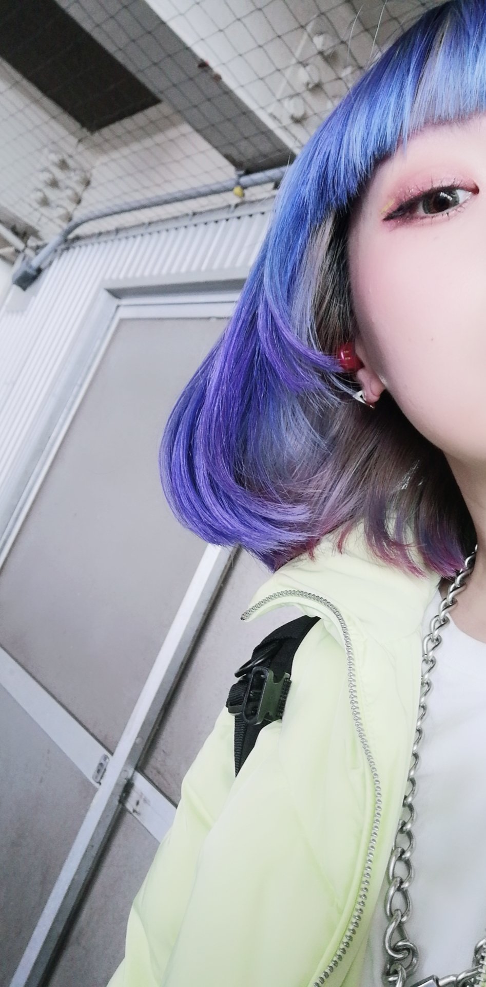 Twitter 上的 らむてん カラーバター色落ちレポ サファイアブルーに小さじ1杯のショッキングパープルを混ぜた真っ青髪でしたが十日たって青紫に ショッキングパープルはほんの少しでも混ぜると最後まで色が残るので青髪か紫髪で迷ったらショッキングパープルを