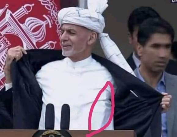 ZemeArman's tweet photo. #PashtunAgainstPtm
پشتون واقعی ہی ایک بہادر اور نڈر قوم ہے لیکن لگتا ہے یہ پشتون نہیں ہے کیونکہ راکٹ اور بم تو دور کی بات یہ تو گولیوں سے بھی ڈر رہا ہے تبھی تو بلٹ پروف جیکٹ پہن کر آیا ہے۔لیکن اسی کیا پتہ تھا اسکا بہادری دیکھانے کے چکر میں اسکی بزدلی ظاہر ہو جائے گی۔ https://t.co/K05ALoYzcN