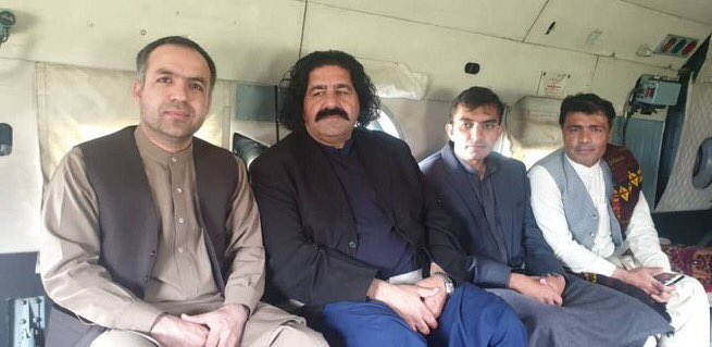 ZemeArman's tweet photo. #PashtunAgainstPtm
اشرف غنی کے دو خاص الخاص شخصیات کے پروٹوکول. 
افغانی فوج کا ہیلی کاپٹر
ملک کے سربراہ کی جگہ MNAs کو حلف برداری میں بلاوا
لروبر افغان کے نعرے 

پھر کہتے ہیں ہم سے فنڈنگ اور NDS سے ملاقاتوں کا مت پوچھو https://t.co/ktnAfZxSAM