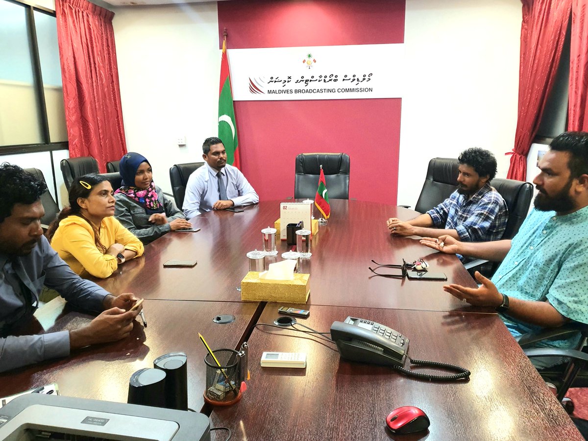 ކޮވިޑް-19 އާ ގުޅޭ ޚަބަރާއި މައުލޫމާތު ގެނެސްދިނުމުގައި، މަޢުލޫމާތުގެ ސައްޙަކަން ކަށަވަރުކުރުމަށާއި، މި ޙާލަތުގައި ބްރޯޑްކާސްޓަރުންގެ ޒިންމާ ފުރިހަމައަށް އަދާކުރުން އެދި، ޗެނަލް 13 އާ ކޮމިޝަނުން ބައްދަލުކޮށްފި.