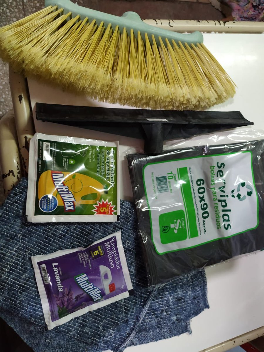 posicionpilar's tweet photo. ACHAVAL ES O SE HACE? 🤔
ESTO ENTREGA EL MUNICIPIO A ESCUELAS Y OTRAS ENTIDADES PARA COMBATIR EL CORONAVIRUS👎🏼

Auxiliares nos enviaron esta foto, donde se ve lo que @FedericoAchaval entregó para limpiar escuelas y otras entidades. Parece un chiste pero no. 👎🏼 https://t.co/Au37tUNoNj