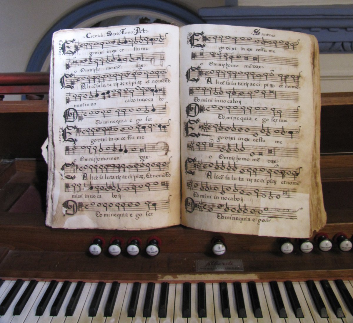 earlymusproject's tweet photo. El #ManuscritoDeTotana que el #EnsembleECOS tenía previsto estrenar en el #FIAS2020 contiene salmos de Santos de Aliseda (-, 1580). El compositor fue durante 23 años maestro de capilla de la Catedral de Granada. @FestivalGranada https://t.co/p0mxr7hFZf