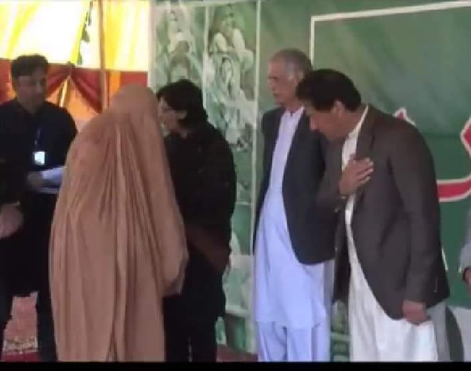 ZemeArman's tweet photo. #PashtunAgainstPtm
کچھ تصویریں خود بولتی ہیں...
1: ایک پشتون, پشتون عورت سے کلام کررہا ہے 
2: دوسری میں پی ٹی ایم کا پشتون میرا جسم میری مرضی عورت مارچ کے حقوق کے لیے کھڑا ہے. https://t.co/eevf3iqKFn