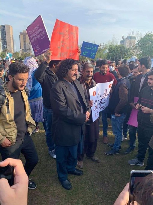 ZemeArman's tweet photo. #PashtunAgainstPtm
کچھ تصویریں خود بولتی ہیں...
1: ایک پشتون, پشتون عورت سے کلام کررہا ہے 
2: دوسری میں پی ٹی ایم کا پشتون میرا جسم میری مرضی عورت مارچ کے حقوق کے لیے کھڑا ہے. https://t.co/eevf3iqKFn