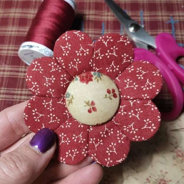 Juanicavas's tweet image. Estoy pensando en que cuando abran la veda voy a salir disparada a la calle y no sé cuando volveré a entrar 🤣 ... Y para eso necesitaré un bolso... Alguien se apunta? .asi entre UFO y UFO sin prisas... . . . . .#patchwork #patchworklover #logcabinqui… ift.tt/38UkzVS