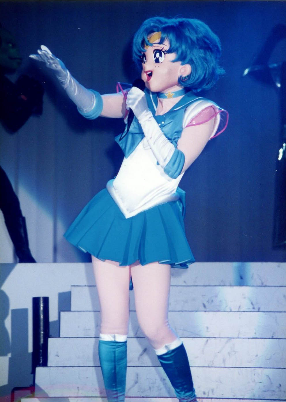 サークル雨天中止 クイーン のフレディ マーキュリーそっくりの人物が 美少女戦士セーラームーン に登場するセーラーマーキュリーのコスプレを披露 世界中で話題になっている らしいので検索したら また変なもんみちゃった