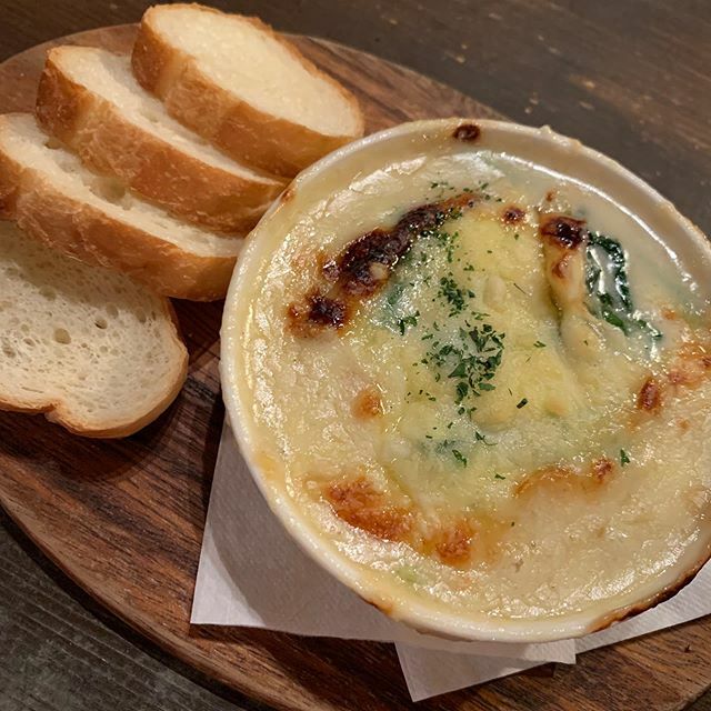 CARBONオープンしました🍺

もうすぐ終了の牡蠣のグラタンです😇
白ワインと合わせてどうでしょう😇
オーガニックのワインもご用意してます🍷

本日はのんびりと営業してますので是非〜🍺🍺